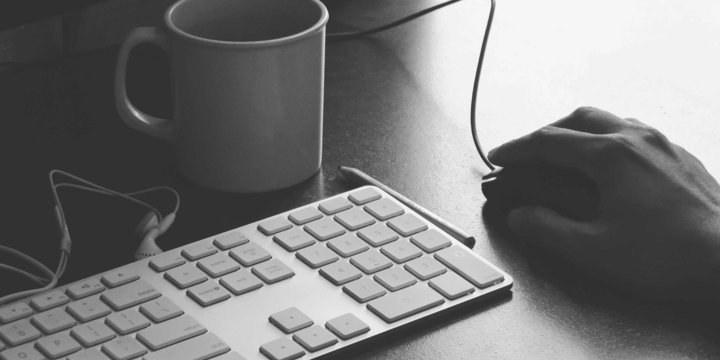 キーボードと手元。WordPressの保守と制作の作業。